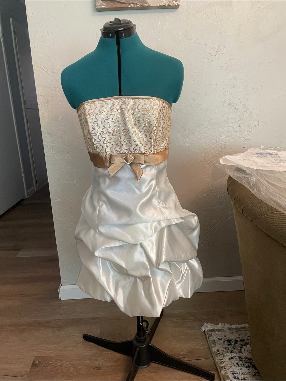 Jessica McClintock White and Gold Strapless Homecoming/Prom Formal Dress